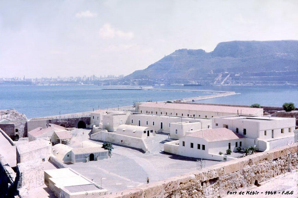 MERS EL KEBIR B VUE INTERIEURE SUR LE FORT 1964.JPG